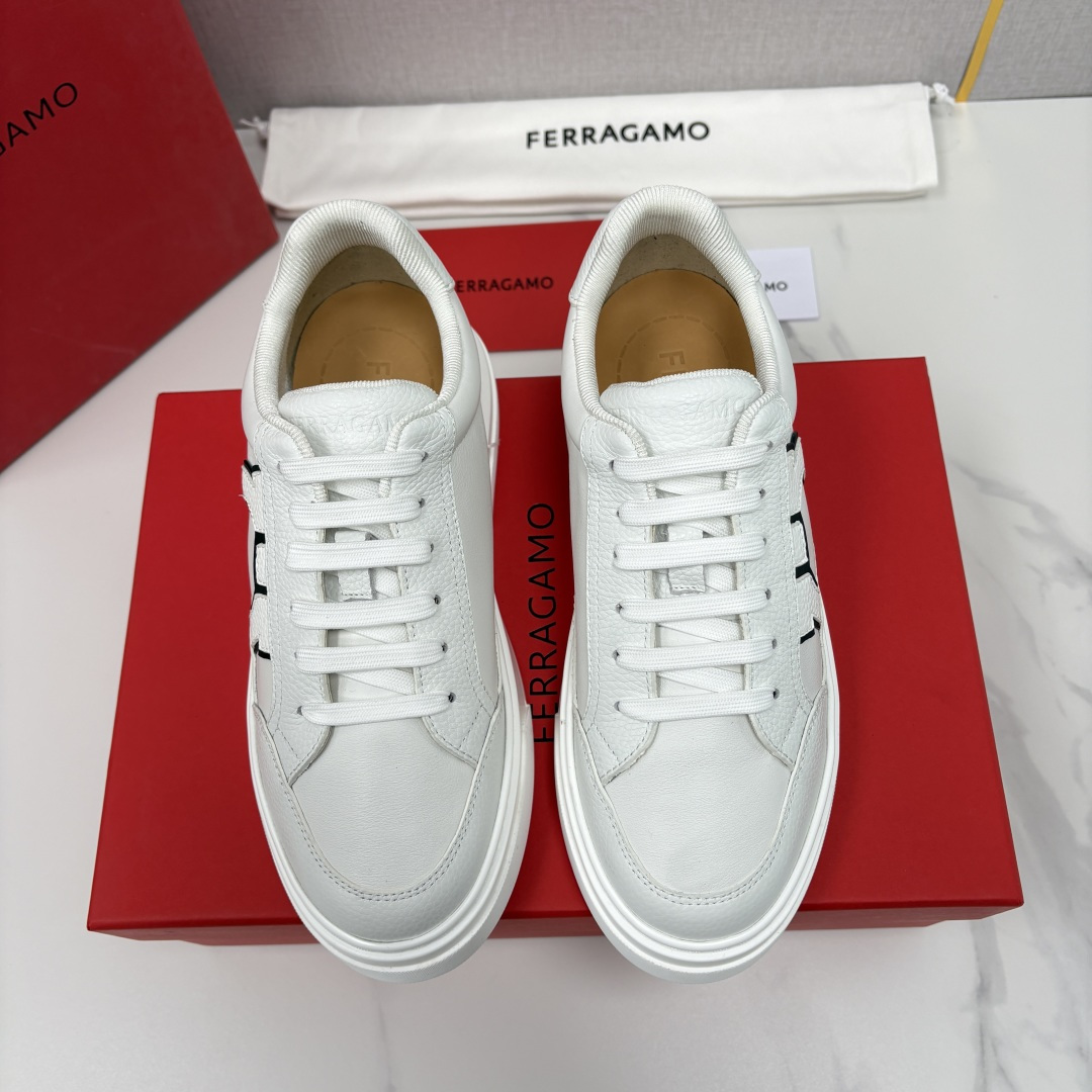 💋💍SF 菲拉～ 新款异型嵌饰休闲鞋板鞋 官方 7,300 这款休闲鞋风格低调，多元素拼接撞色设计搭配 