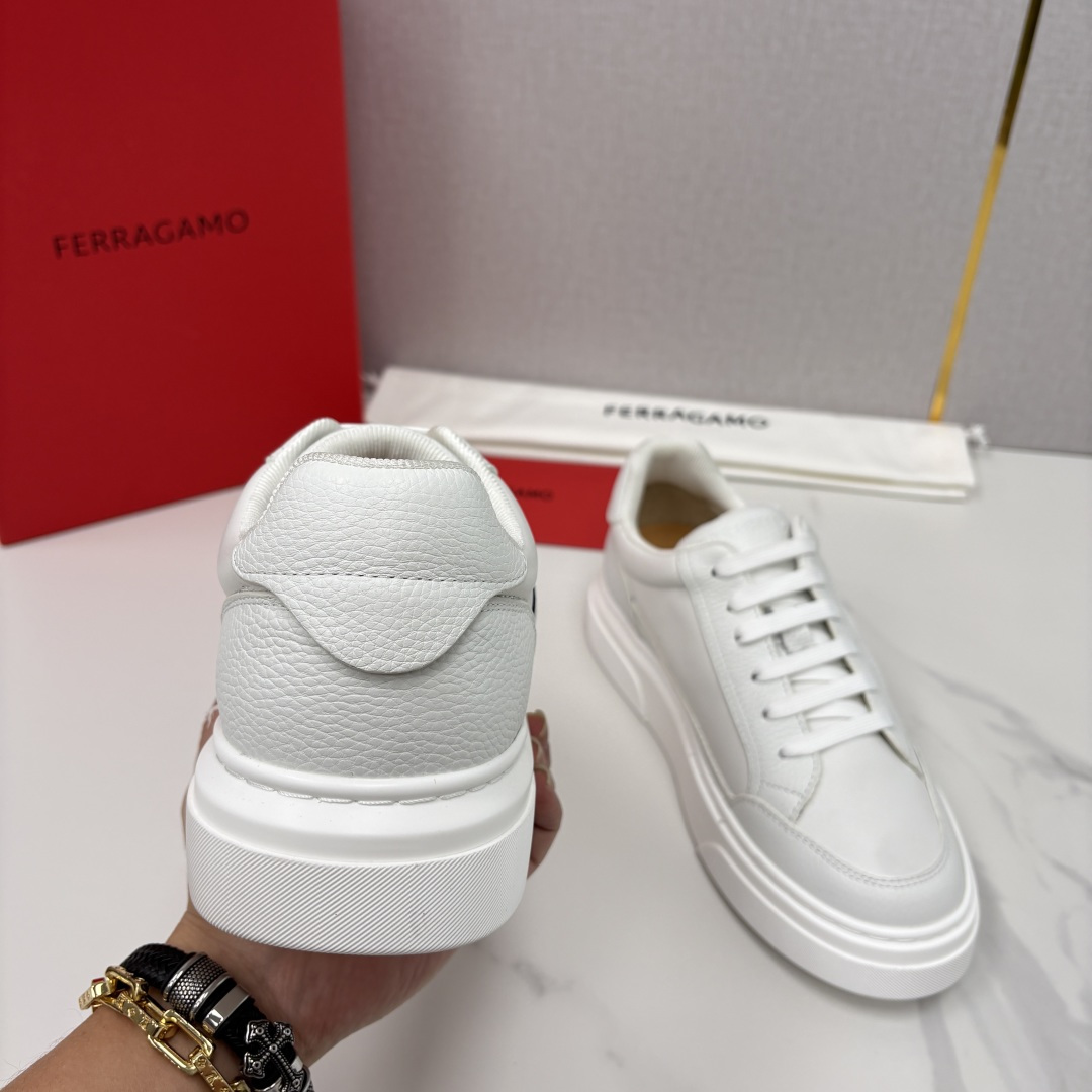 💋💍SF 菲拉～ 新款异型嵌饰休闲鞋板鞋 官方 7,300 这款休闲鞋风格低调，多元素拼接撞色设计搭配 