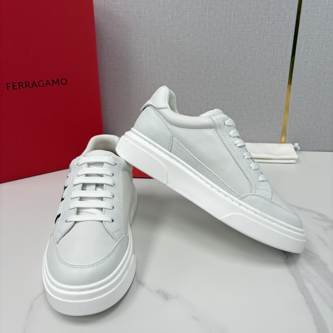 💋💍SF 菲拉～ 新款异型嵌饰休闲鞋板鞋 官方 7,300 这款休闲鞋风格低调，多元素拼接撞色设计搭配 