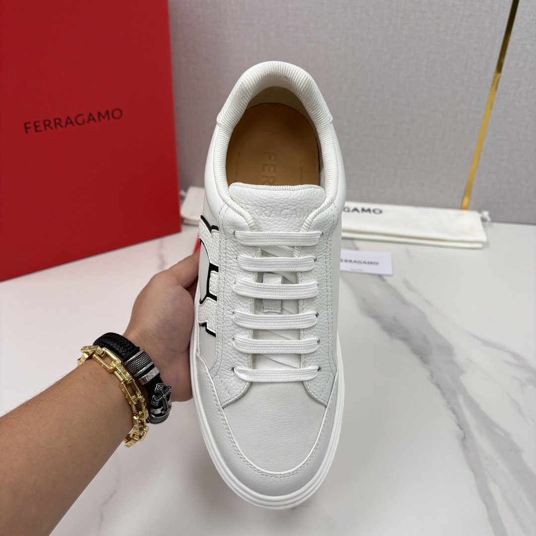 💋💍SF 菲拉～ 新款异型嵌饰休闲鞋板鞋 官方 7,300 这款休闲鞋风格低调，多元素拼接撞色设计搭配 