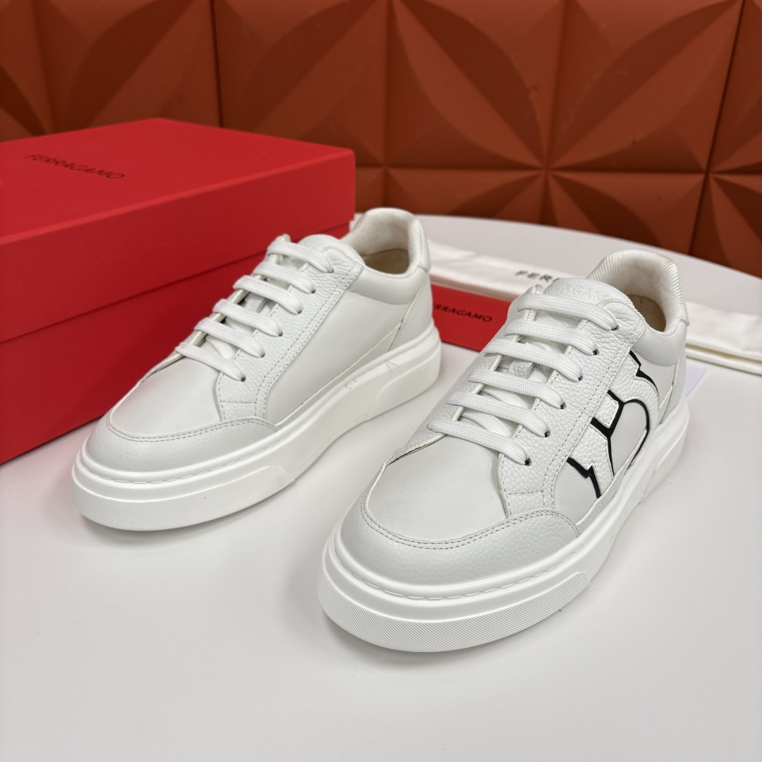 💋💍SF 菲拉～ 新款异型嵌饰休闲鞋板鞋 官方 7,300 这款休闲鞋风格低调，多元素拼接撞色设计搭配 