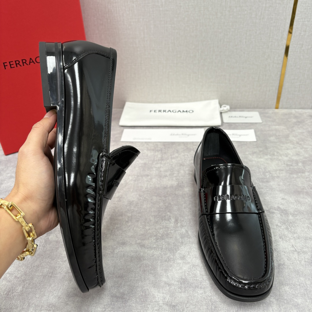 💋💍SF家 菲拉～ 新品GANCINI扣饰男士乐福鞋皮鞋 一脚蹬便鞋 官方 6700 这款牛皮乐福鞋以进