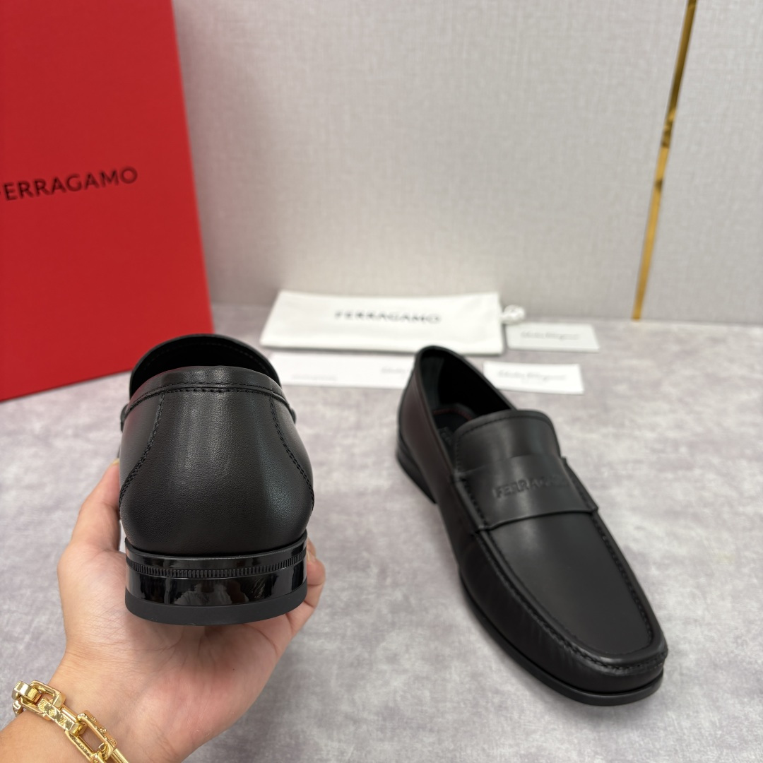 💋💍SF家 菲拉～ 新品GANCINI扣饰男士乐福鞋皮鞋 一脚蹬便鞋 官方 6700 这款牛皮乐福鞋以进