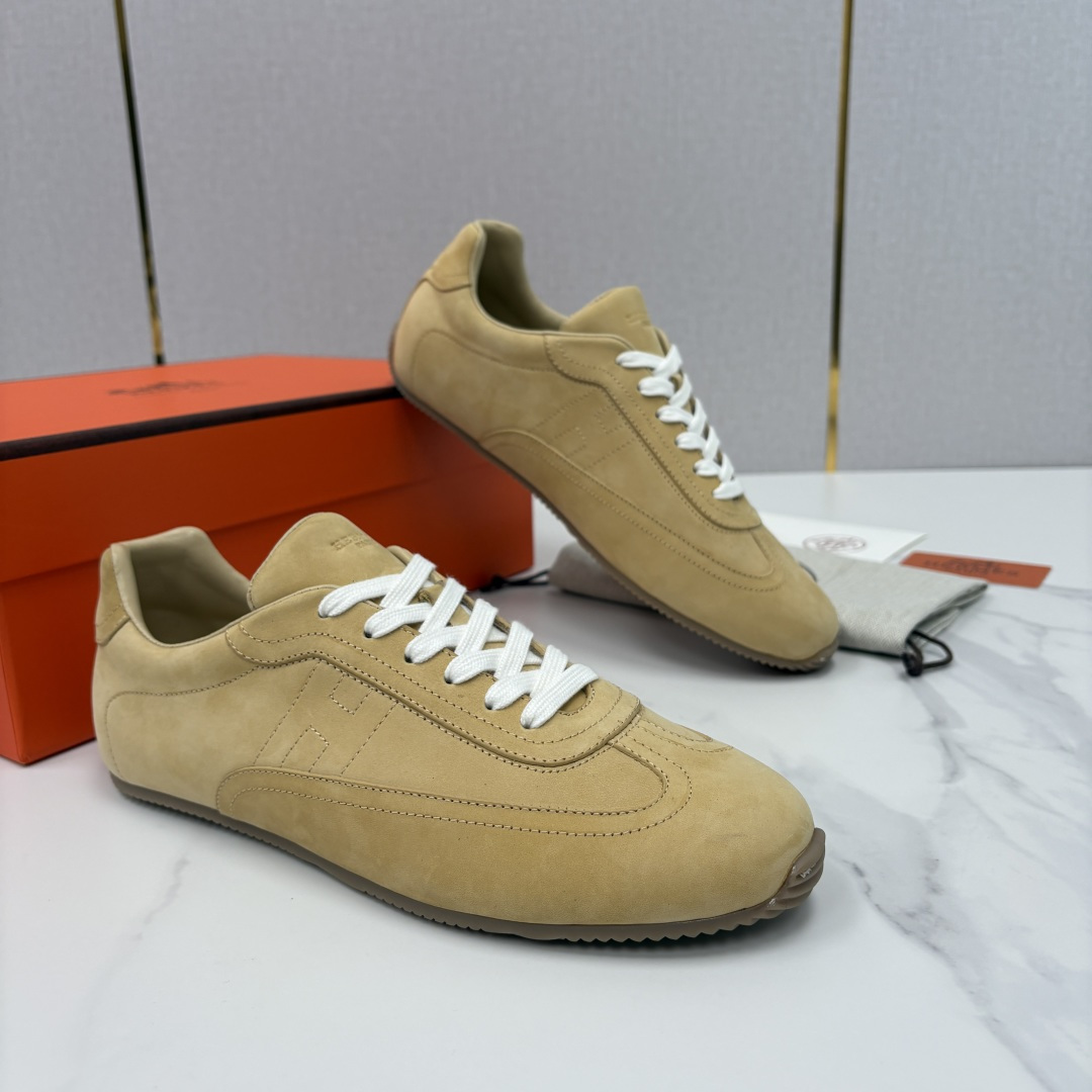 NO:704893,H Home Herme* Hermès New Products Master Sports Shoes This sports shoe interprets high-end sports fashion with exquisite craftsmanship. It is made of high-quality first-layer calfskin and fine suede cowhide. The cowhide leather model is flexible and has a natural and delicate grain texture, which is resistant to folding and wear; the suede cowhide model feels soft and waxy like suede, and has a high-end suede texture!  The top stitching on the upper forms a contrasting color with the upper, outlining the smooth lines of the shoe body, which is both decorative and structurally stable. There is a low-key 'H' letter on the side of the shoe body, paired with the brand's embossed logo on the tongue.  The logo is fully recognizable without being overly conspicuous. It adopts a low-top streamlined cut, and the upper fits the ankle highly without restricting movement. The H-shaped dark pattern stitching on the side of the shoe body cleverly integrates the brand's classic elements and is low-key and unobtrusive. It is paired with a rubber outsole, which is designed with a herringbone pattern + zigzag edge composite pattern. The rubber has been specially vulcanized to be both lightweight and high-quality.  They are elastic, have strong anti-slip grip, and are embedded with EVA cushioning pads in the heels, which can effectively cushion foot pressure when walking. The style of retro racing shoes is suitable for various foot types, whether you have wide feet or thin feet, you can find a comfortable wearing experience; the multi-color selection can meet different dressing needs, from business to leisure, from daily life to vacation, a pair can be used to match all scenes.  Size39-44 (customized at 38.45),,hermes,hermes,sneakers,cowhide,chamois leather19860909H家 Herme* 爱马-仕 新品上架 Master运动鞋 这款运动鞋以精湛工艺诠释高端运动风尚.选用优质头层小牛皮与细腻反绒牛皮双材质打造,牛皮款皮质柔韧且带有自然细腻的粒面纹理,抗折耐磨；反绒牛皮款触感软糯如麂皮,绒面质感高级！ 鞋面缝线明线与鞋面形成撞色对比,勾勒出鞋身流畅线条,兼具装饰性与结构稳定性.鞋身侧面有低调的“H”字母,搭配鞋舌处的品牌压纹 logo 标识,辨识度拉满又不会过分张扬.采用低帮流线型剪裁,鞋帮高度贴合脚踝,不束缚活动,鞋身侧面的H型暗纹拼接,巧妙融合品牌经典元素,低调不张扬.搭配橡胶大底,采用人字纹+锯齿边复合纹路设计,橡胶经过特殊硫化处理,兼具轻量化与高弹性,防滑抓地力强,鞋跟处嵌入EVA缓震垫,行走时有效缓冲足部压力.复古赛车鞋的版型适配各种脚型,无论是宽脚还是瘦脚,都能找到舒适的穿着体验；多色系选择满足不同穿搭需求,从商务到休闲,从日常到度假,一双即可搞定全场景搭配. Size39-44（38.45定做）,,hermes,hermes,sneakers,cowhide,chamois leather,Men's shoes