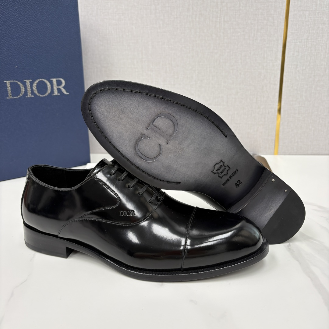 💋💍CD新品 迪～奥 最新款男士正装鞋皮鞋，官方12,500 这款DIOR男士正装皮鞋是奢华质感与绅士格