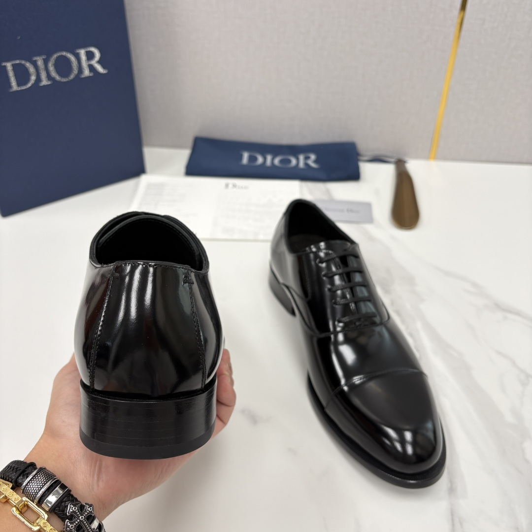 💋💍CD新品 迪～奥 最新款男士正装鞋皮鞋，官方12,500 这款DIOR男士正装皮鞋是奢华质感与绅士格