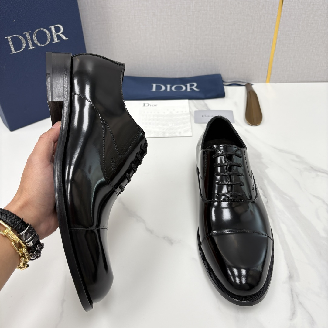 💋💍CD新品 迪～奥 最新款男士正装鞋皮鞋，官方12,500 这款DIOR男士正装皮鞋是奢华质感与绅士格