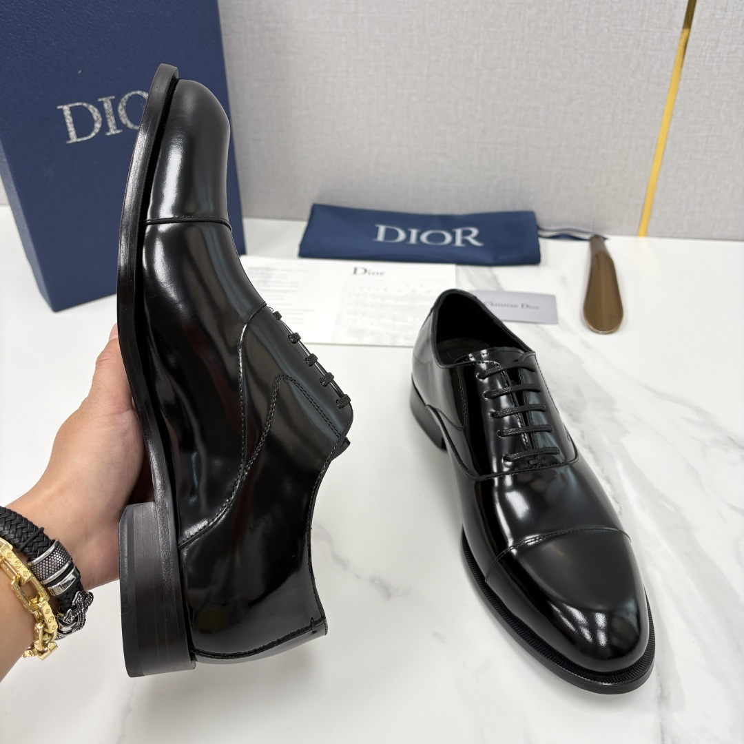 💋💍CD新品 迪～奥 最新款男士正装鞋皮鞋，官方12,500 这款DIOR男士正装皮鞋是奢华质感与绅士格