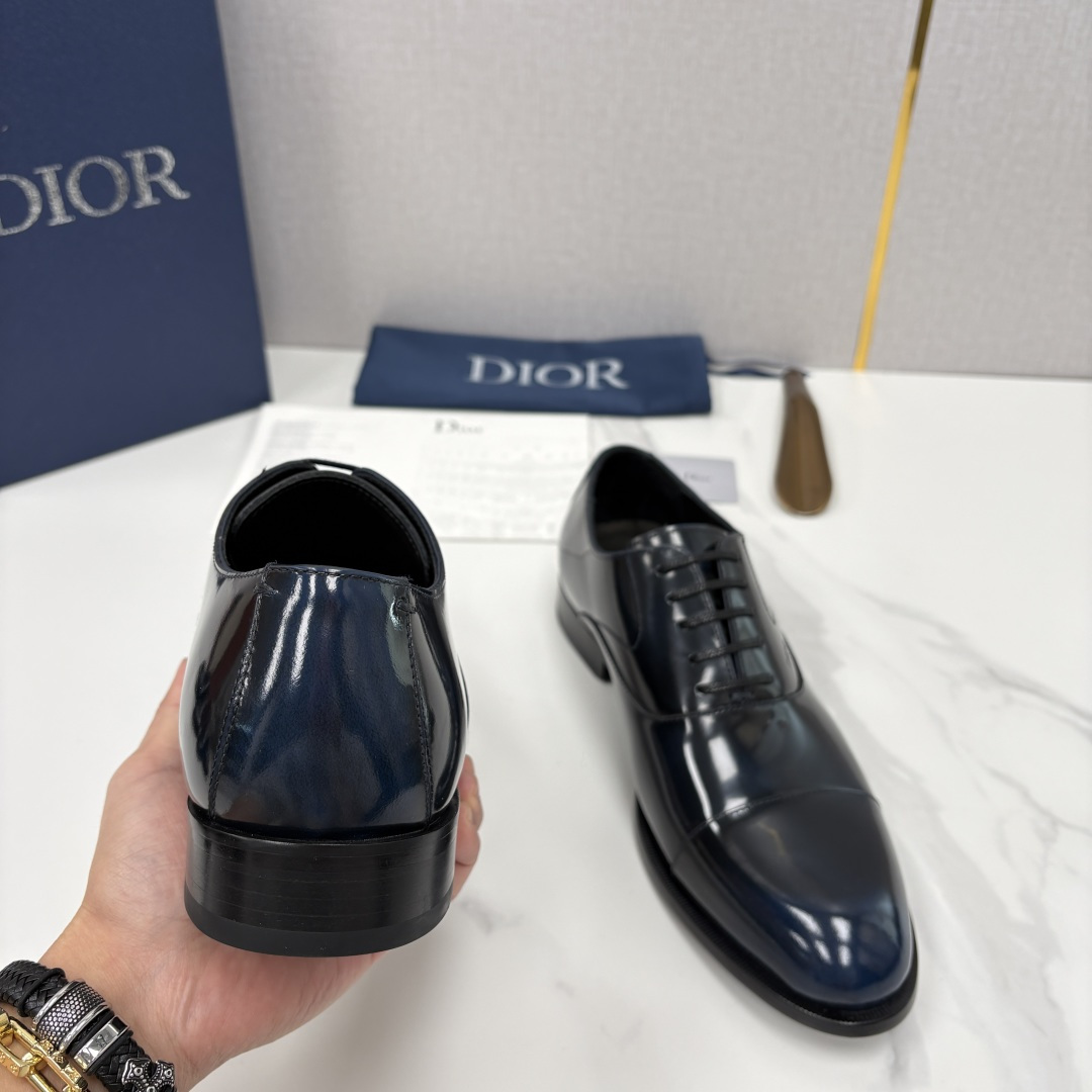 💋💍CD新品 迪～奥 最新款男士正装鞋皮鞋，官方12,500 这款DIOR男士正装皮鞋是奢华质感与绅士格