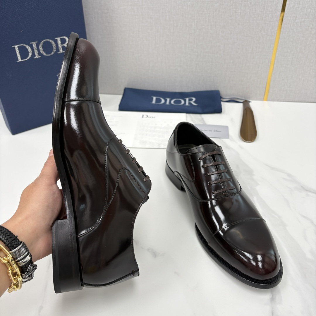 💋💍CD新品 迪～奥 最新款男士正装鞋皮鞋，官方12,500 这款DIOR男士正装皮鞋是奢华质感与绅士格