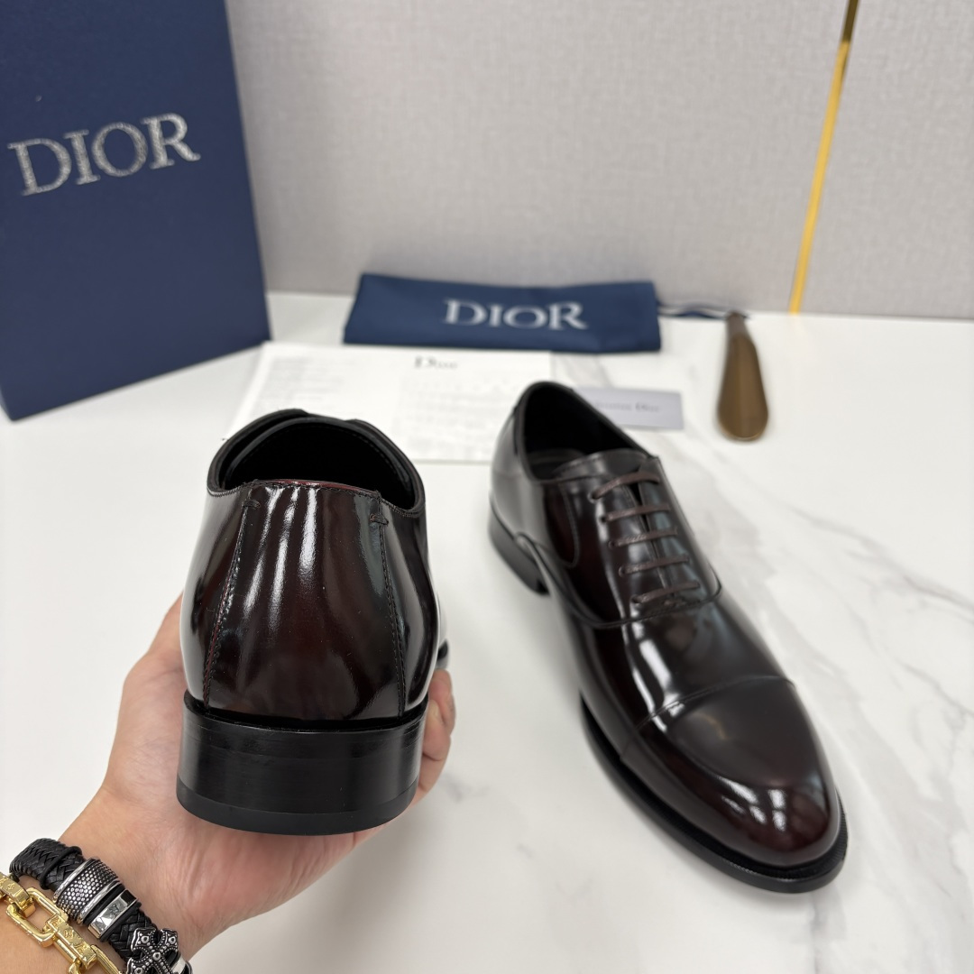 💋💍CD新品 迪～奥 最新款男士正装鞋皮鞋，官方12,500 这款DIOR男士正装皮鞋是奢华质感与绅士格