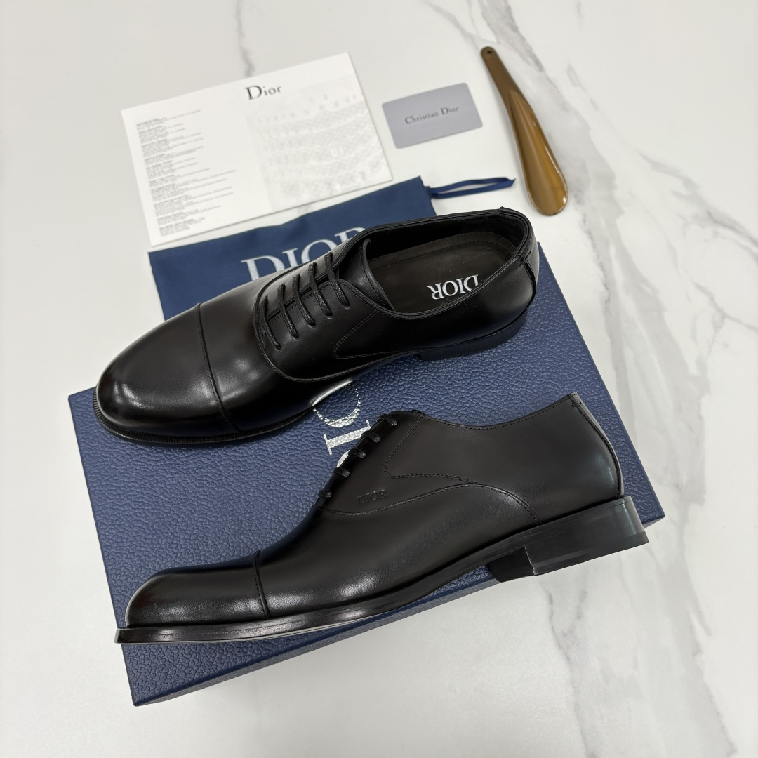 💋💍CD新品 迪～奥 最新款男士正装鞋皮鞋，官方12,500 这款DIOR男士正装皮鞋是奢华质感与绅士格