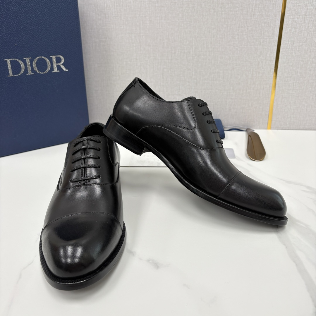 💋💍CD新品 迪～奥 最新款男士正装鞋皮鞋，官方12,500 这款DIOR男士正装皮鞋是奢华质感与绅士格