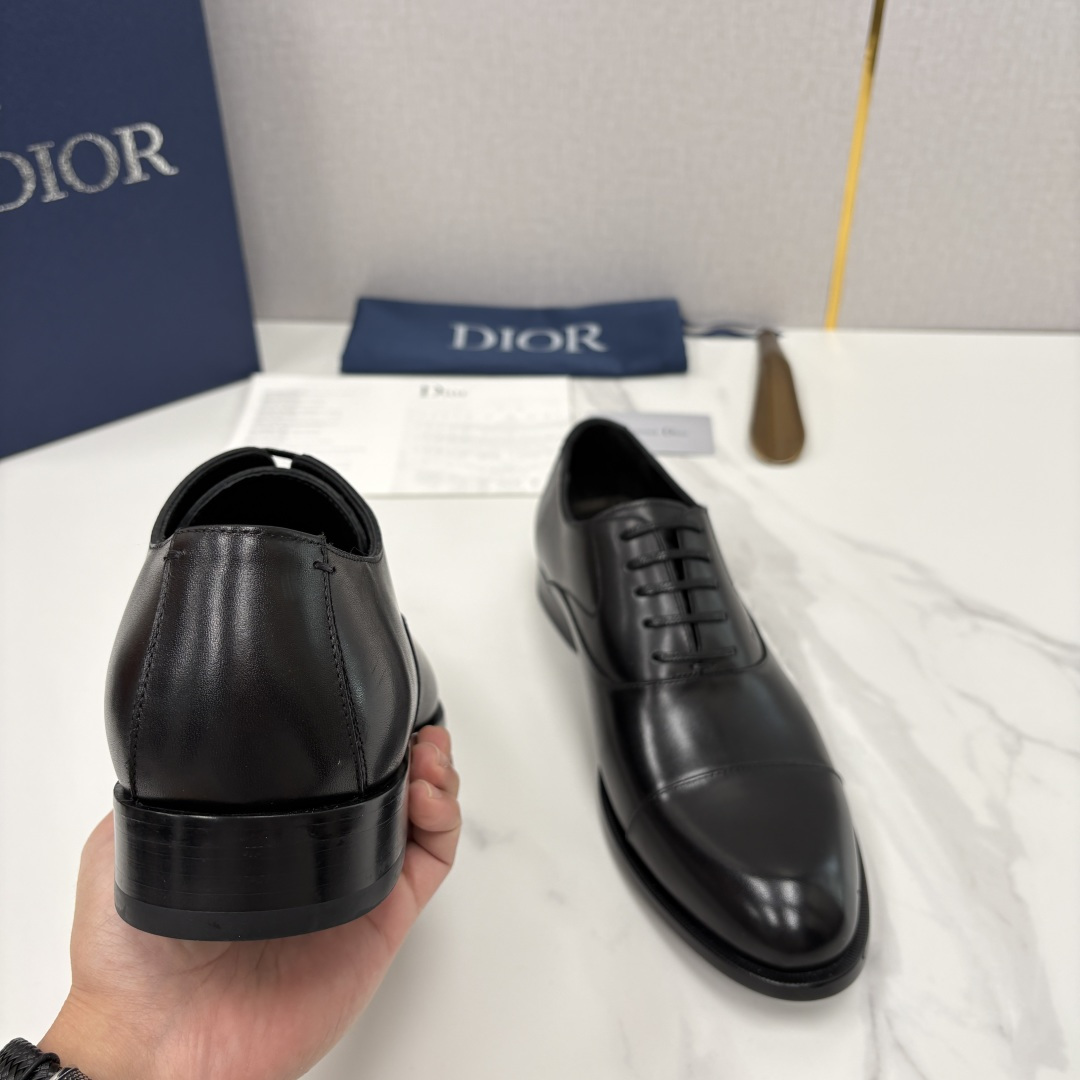 💋💍CD新品 迪～奥 最新款男士正装鞋皮鞋，官方12,500 这款DIOR男士正装皮鞋是奢华质感与绅士格