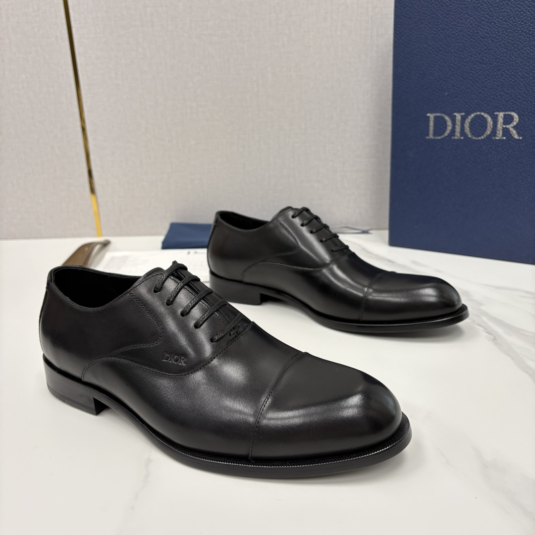 💋💍CD新品 迪～奥 最新款男士正装鞋皮鞋，官方12,500 这款DIOR男士正装皮鞋是奢华质感与绅士格