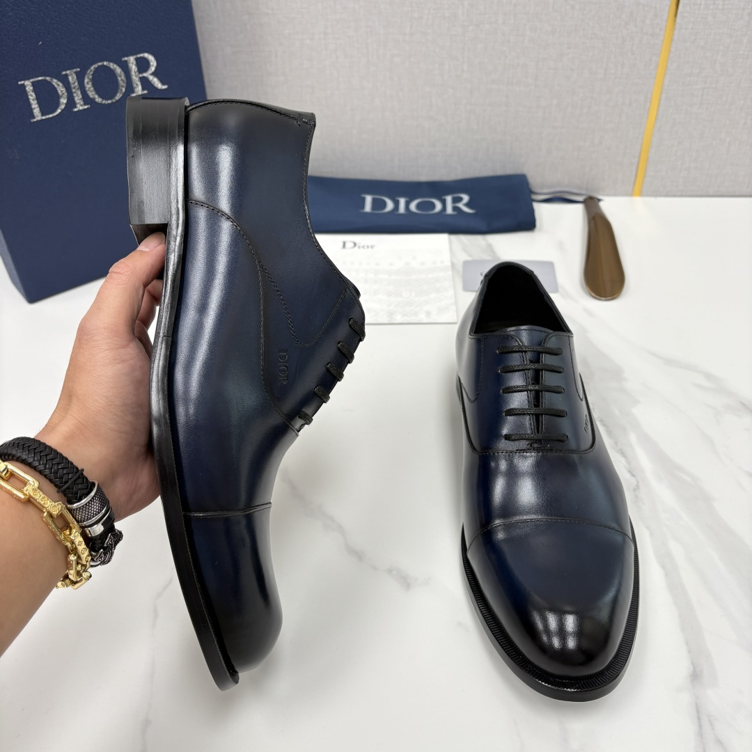 💋💍CD新品 迪～奥 最新款男士正装鞋皮鞋，官方12,500 这款DIOR男士正装皮鞋是奢华质感与绅士格
