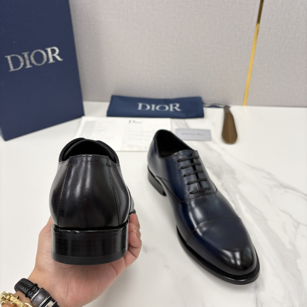 💋💍CD新品 迪～奥 最新款男士正装鞋皮鞋，官方12,500 这款DIOR男士正装皮鞋是奢华质感与绅士格