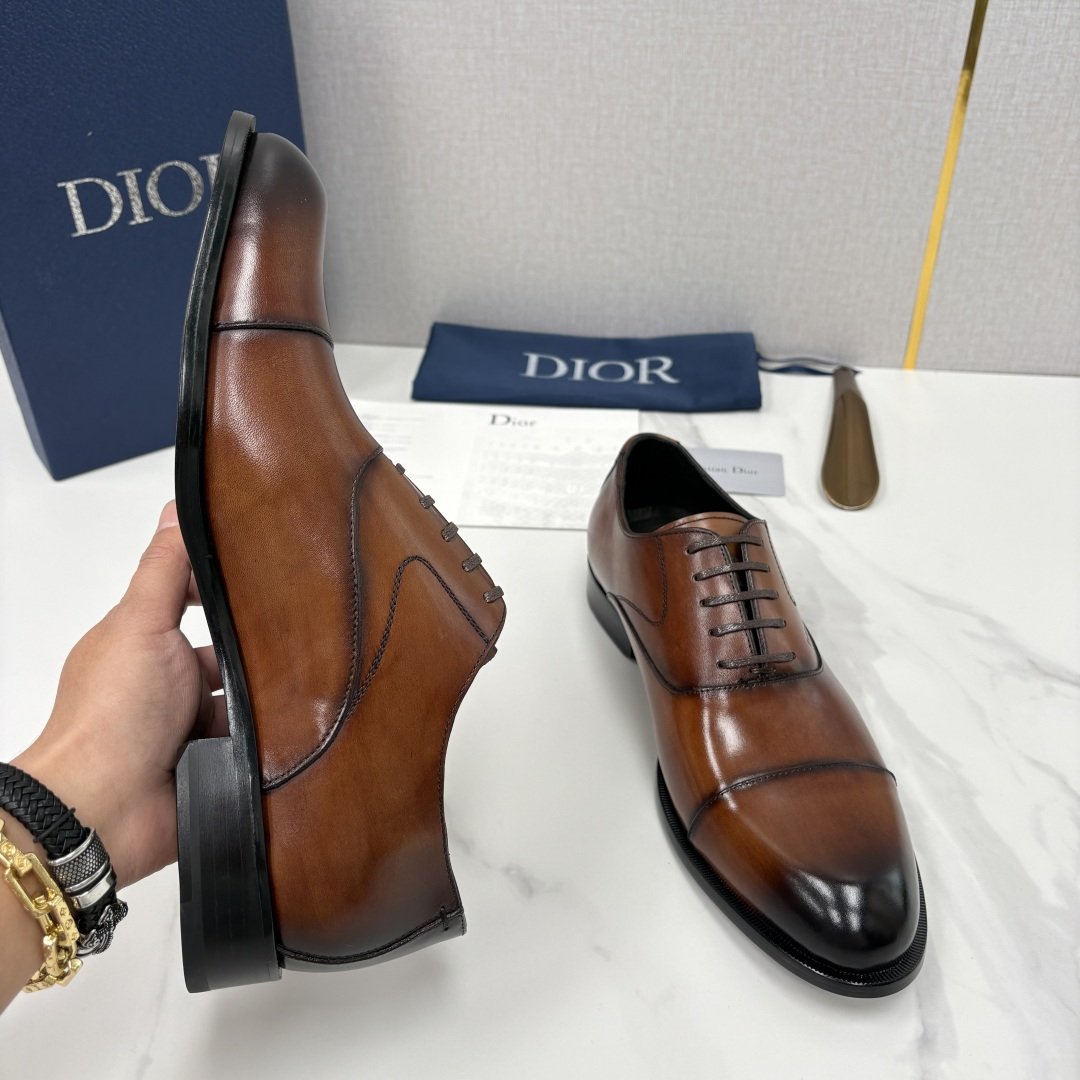 💋💍CD新品 迪～奥 最新款男士正装鞋皮鞋，官方12,500 这款DIOR男士正装皮鞋是奢华质感与绅士格