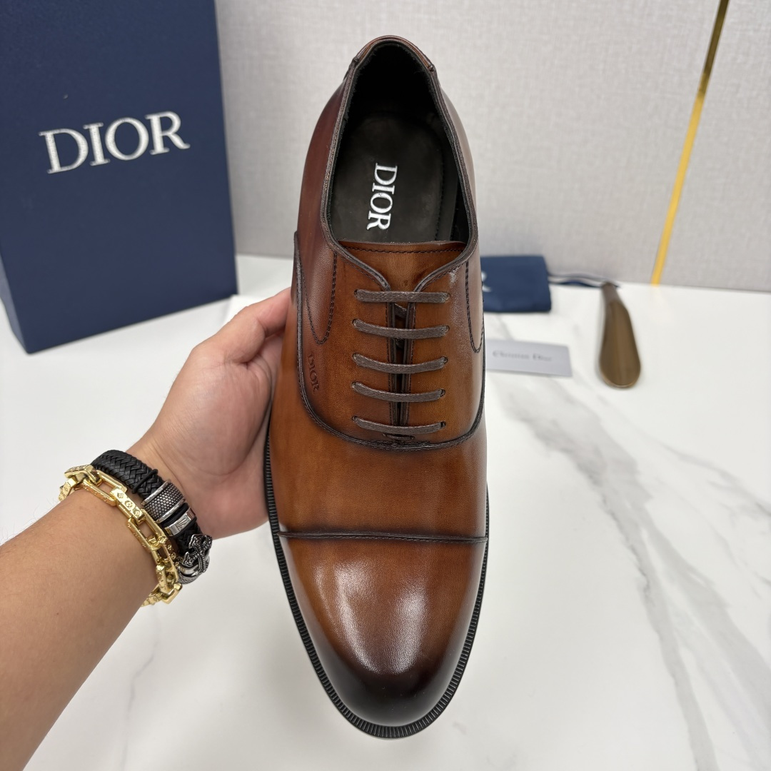 💋💍CD新品 迪～奥 最新款男士正装鞋皮鞋，官方12,500 这款DIOR男士正装皮鞋是奢华质感与绅士格