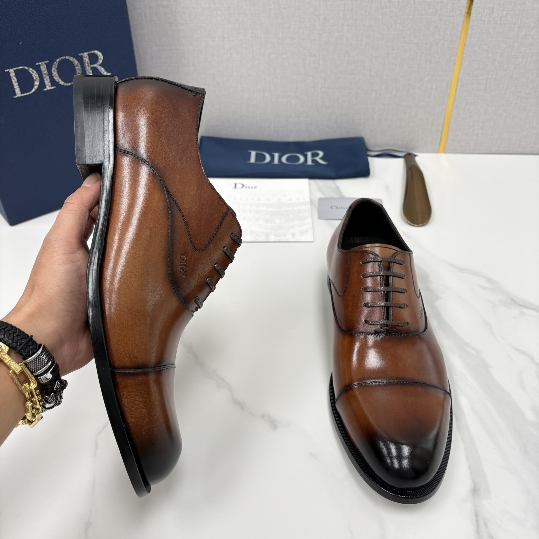 💋💍CD新品 迪～奥 最新款男士正装鞋皮鞋，官方12,500 这款DIOR男士正装皮鞋是奢华质感与绅士格