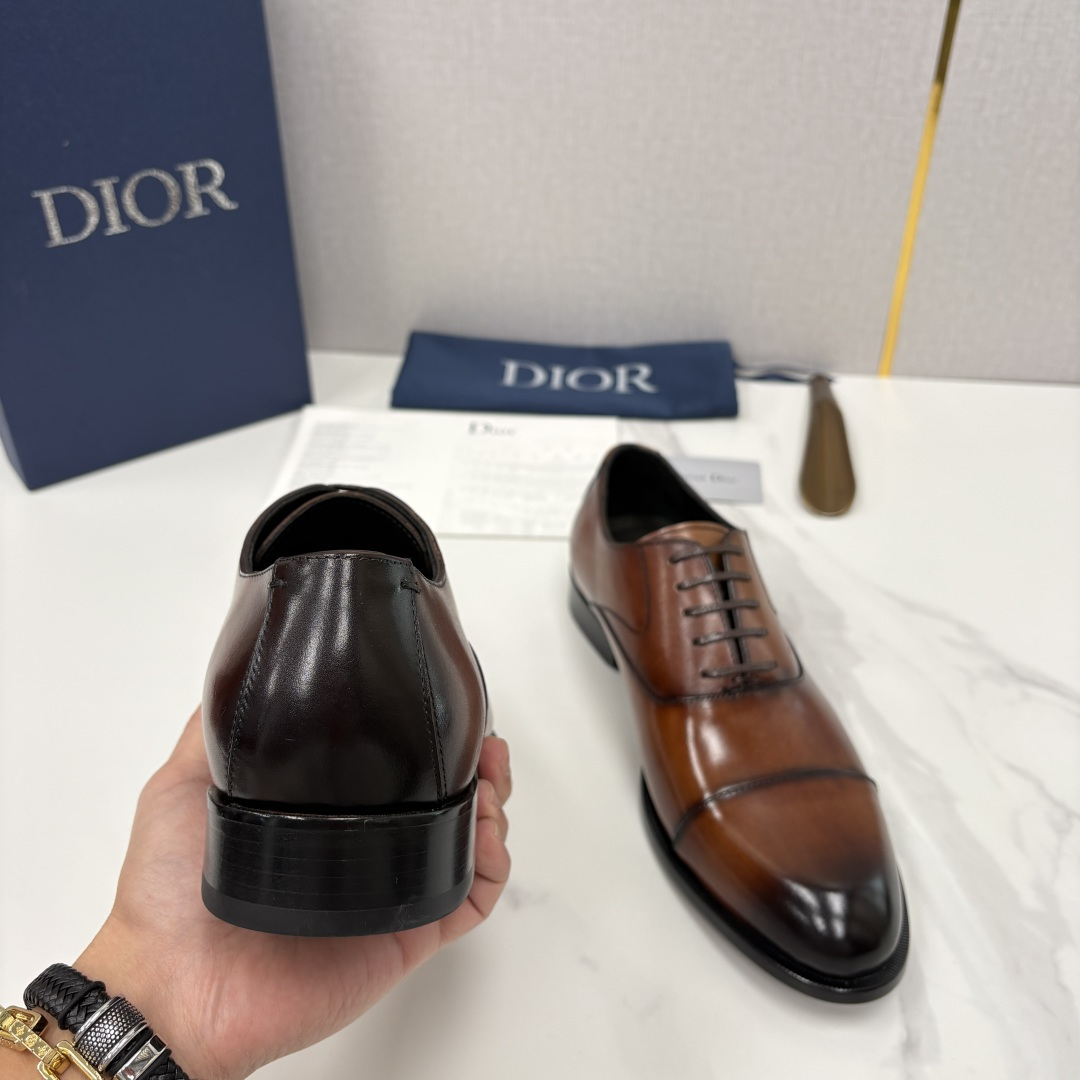 💋💍CD新品 迪～奥 最新款男士正装鞋皮鞋，官方12,500 这款DIOR男士正装皮鞋是奢华质感与绅士格