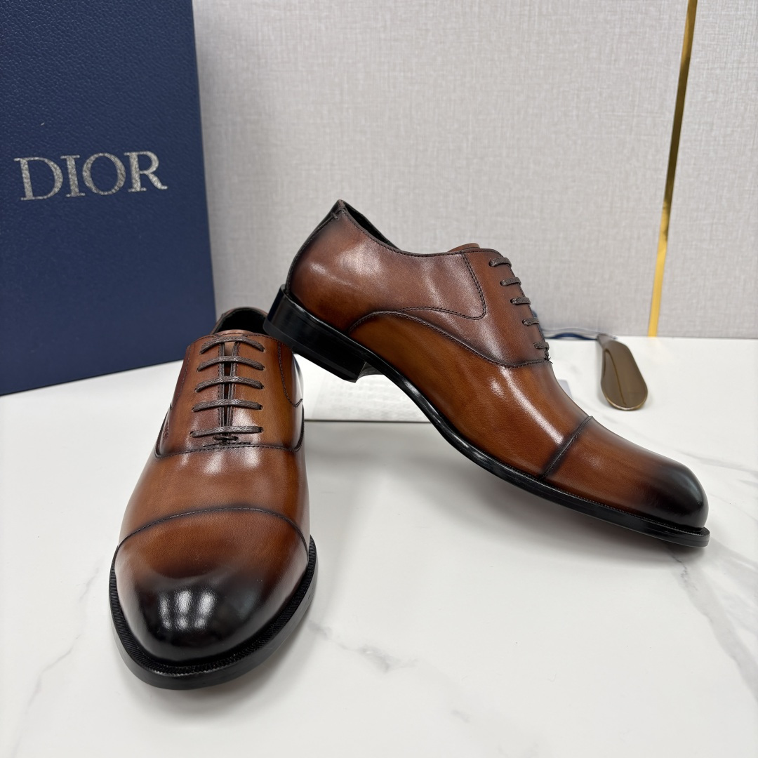 💋💍CD新品 迪～奥 最新款男士正装鞋皮鞋，官方12,500 这款DIOR男士正装皮鞋是奢华质感与绅士格