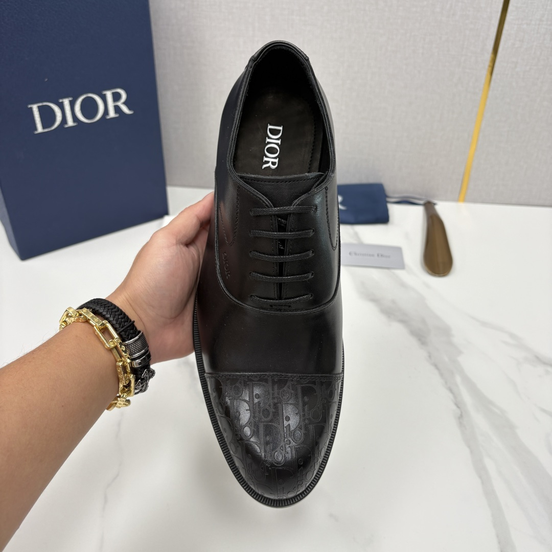 💋💍CD新品 迪～奥 最新款男士正装鞋皮鞋，官方12,500 这款DIOR男士正装皮鞋是奢华质感与绅士格