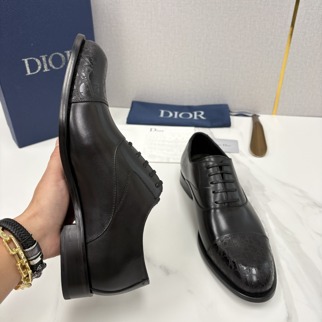 💋💍CD新品 迪～奥 最新款男士正装鞋皮鞋，官方12,500 这款DIOR男士正装皮鞋是奢华质感与绅士格