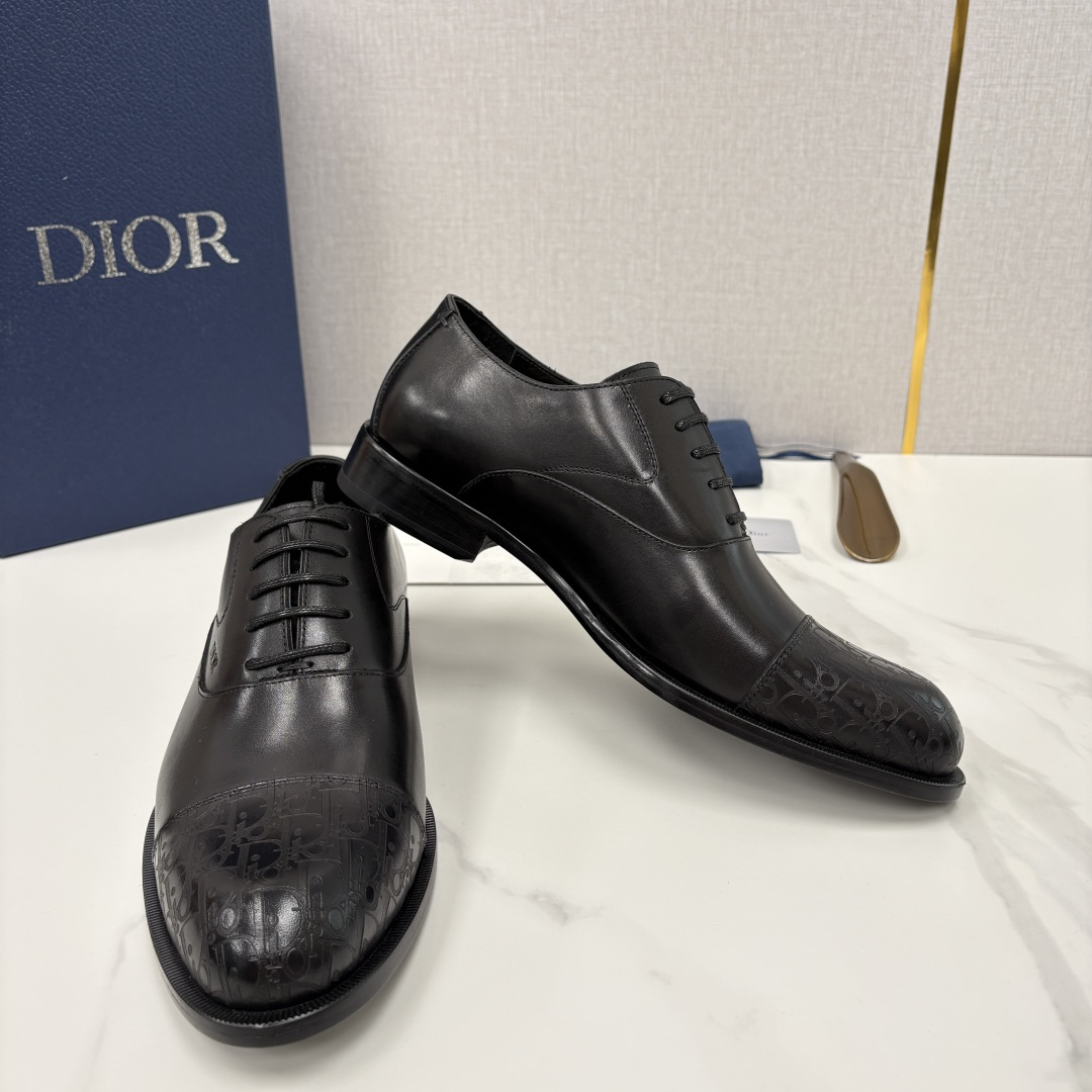 💋💍CD新品 迪～奥 最新款男士正装鞋皮鞋，官方12,500 这款DIOR男士正装皮鞋是奢华质感与绅士格