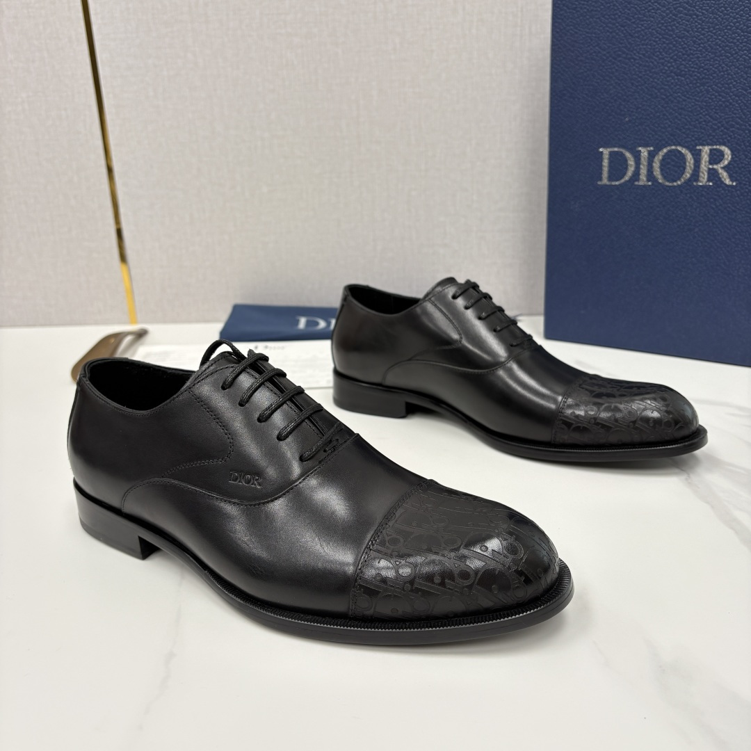 💋💍CD新品 迪～奥 最新款男士正装鞋皮鞋，官方12,500 这款DIOR男士正装皮鞋是奢华质感与绅士格