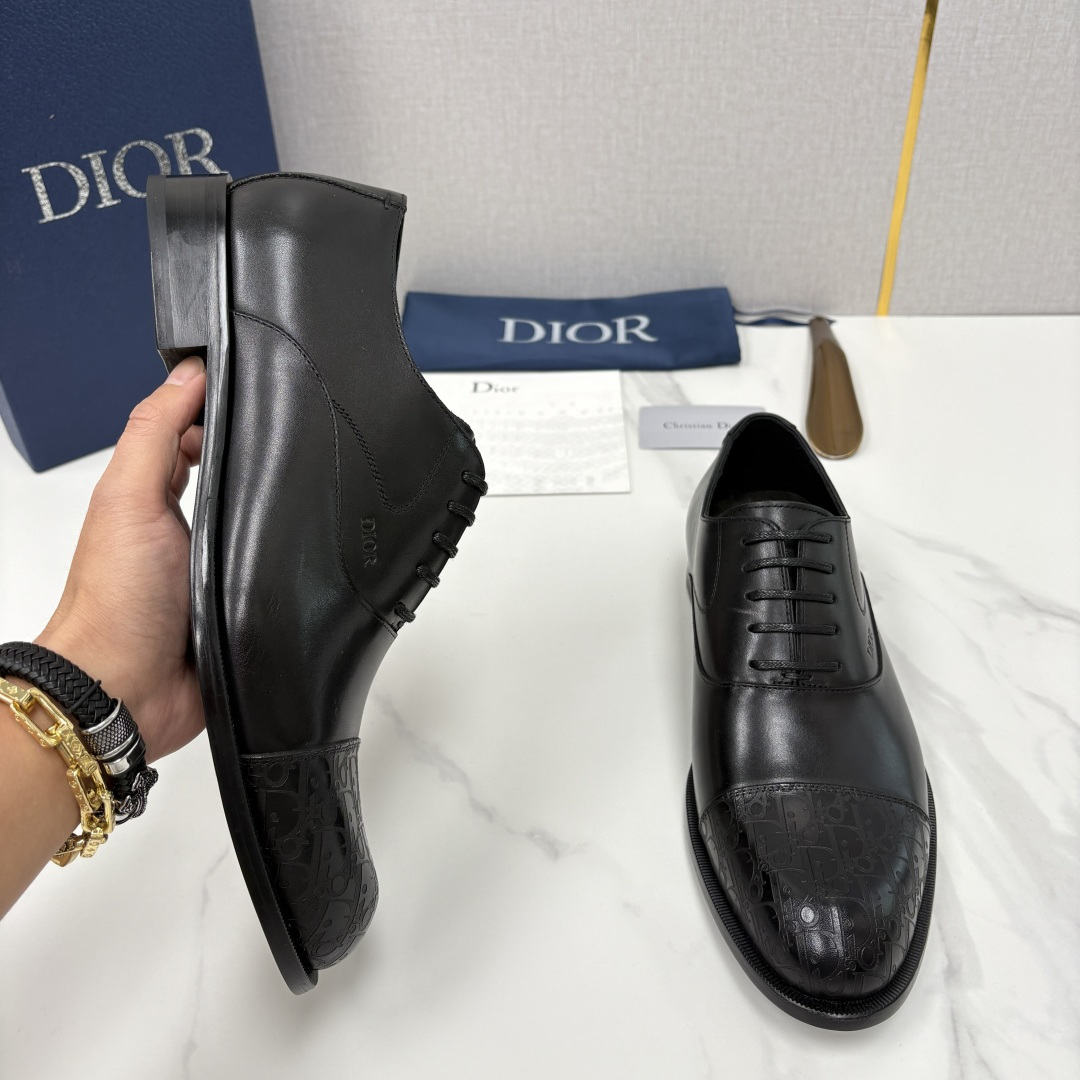 💋💍CD新品 迪～奥 最新款男士正装鞋皮鞋，官方12,500 这款DIOR男士正装皮鞋是奢华质感与绅士格