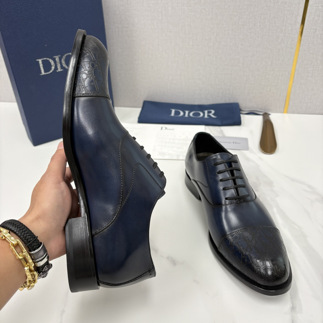 💋💍CD新品 迪～奥 最新款男士正装鞋皮鞋，官方12,500 这款DIOR男士正装皮鞋是奢华质感与绅士格