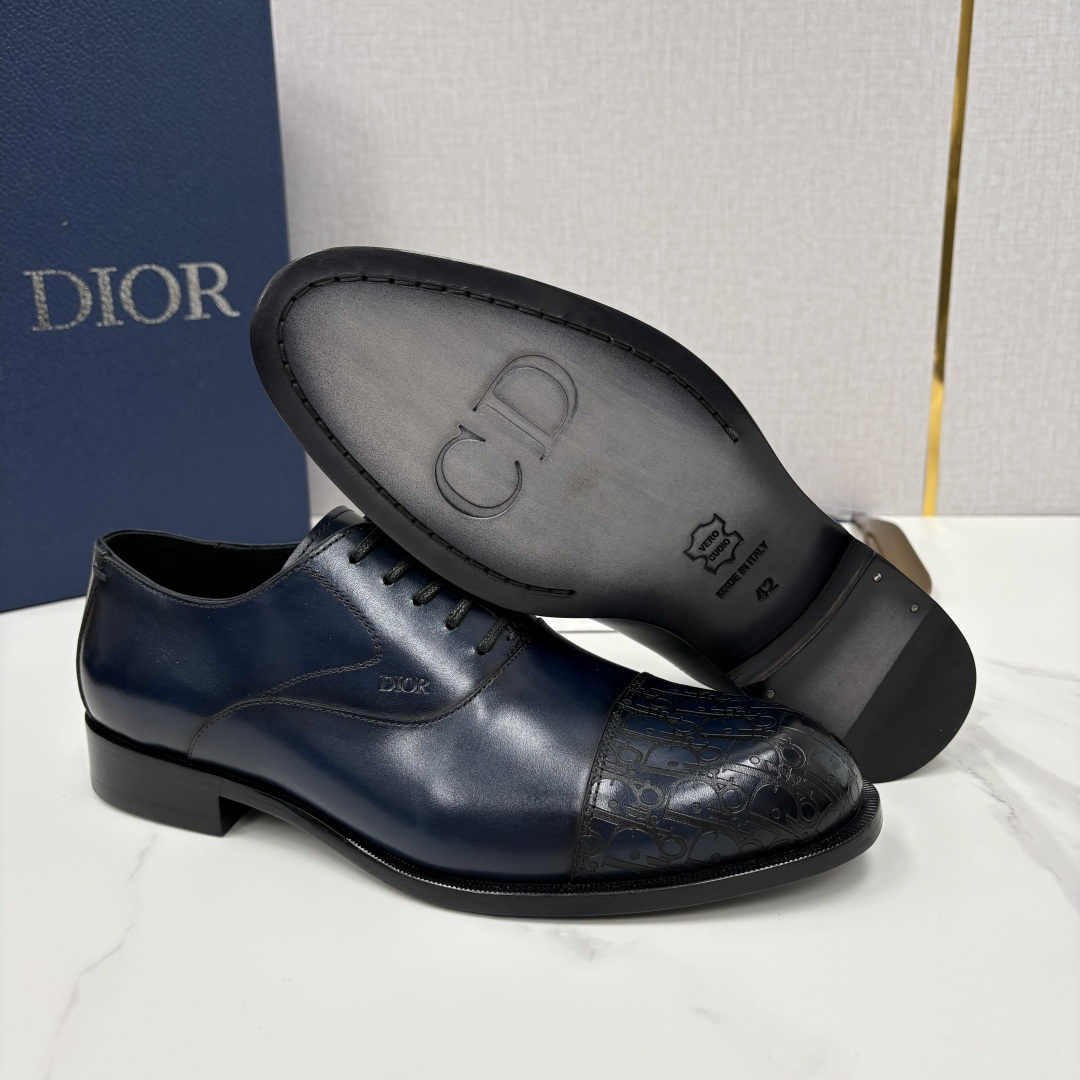 💋💍CD新品 迪～奥 最新款男士正装鞋皮鞋，官方12,500 这款DIOR男士正装皮鞋是奢华质感与绅士格