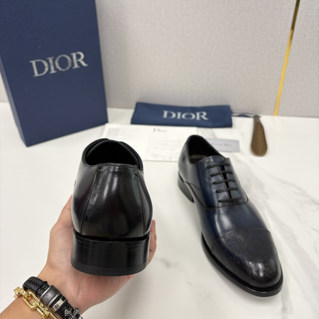 💋💍CD新品 迪～奥 最新款男士正装鞋皮鞋，官方12,500 这款DIOR男士正装皮鞋是奢华质感与绅士格