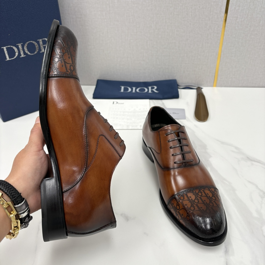 💋💍CD新品 迪～奥 最新款男士正装鞋皮鞋，官方12,500 这款DIOR男士正装皮鞋是奢华质感与绅士格