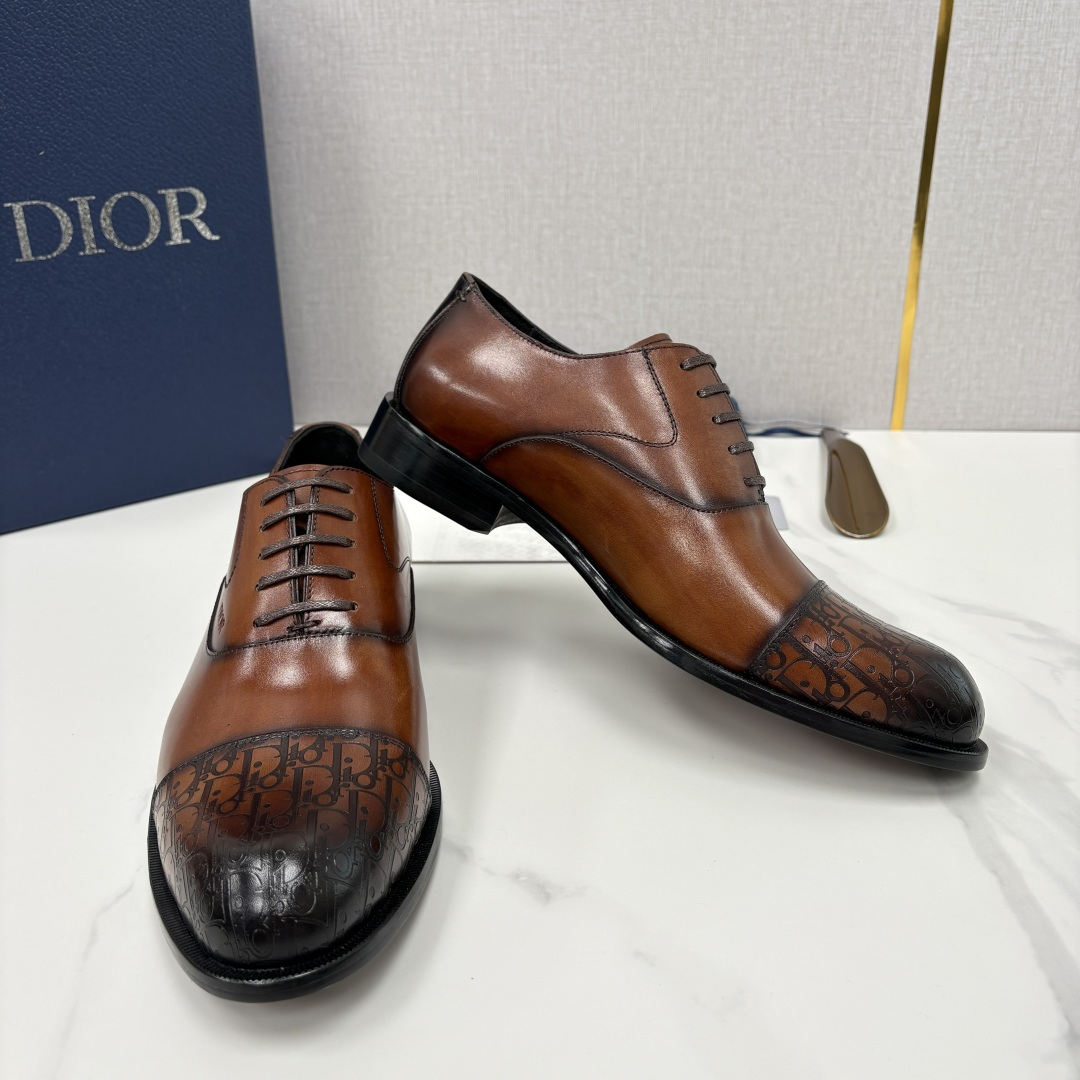 💋💍CD新品 迪～奥 最新款男士正装鞋皮鞋，官方12,500 这款DIOR男士正装皮鞋是奢华质感与绅士格