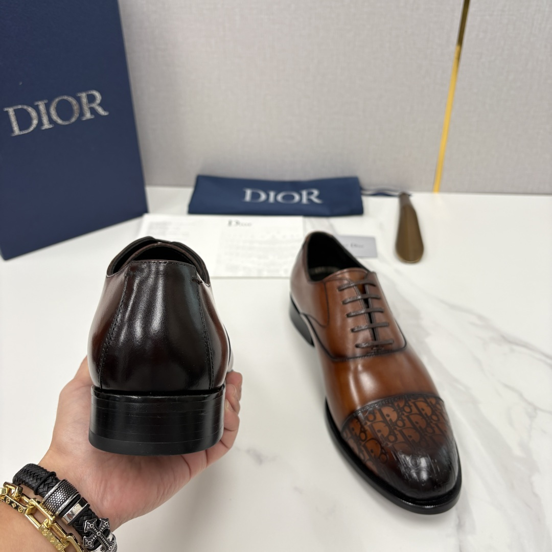 💋💍CD新品 迪～奥 最新款男士正装鞋皮鞋，官方12,500 这款DIOR男士正装皮鞋是奢华质感与绅士格
