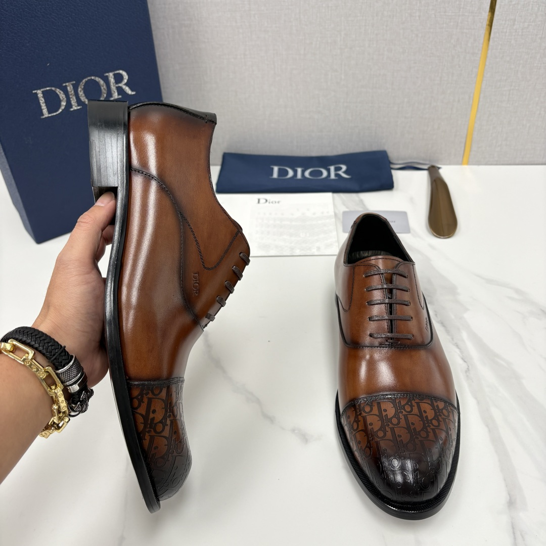 💋💍CD新品 迪～奥 最新款男士正装鞋皮鞋，官方12,500 这款DIOR男士正装皮鞋是奢华质感与绅士格