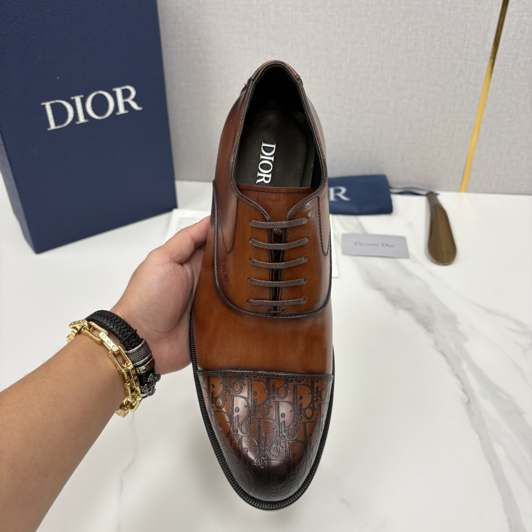 💋💍CD新品 迪～奥 最新款男士正装鞋皮鞋，官方12,500 这款DIOR男士正装皮鞋是奢华质感与绅士格