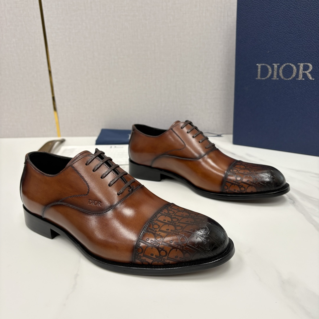 💋💍CD新品 迪～奥 最新款男士正装鞋皮鞋，官方12,500 这款DIOR男士正装皮鞋是奢华质感与绅士格