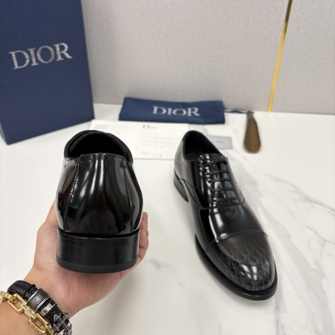 💋💍CD新品 迪～奥 最新款男士正装鞋皮鞋，官方12,500 这款DIOR男士正装皮鞋是奢华质感与绅士格