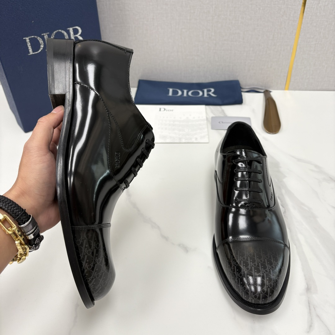 💋💍CD新品 迪～奥 最新款男士正装鞋皮鞋，官方12,500 这款DIOR男士正装皮鞋是奢华质感与绅士格