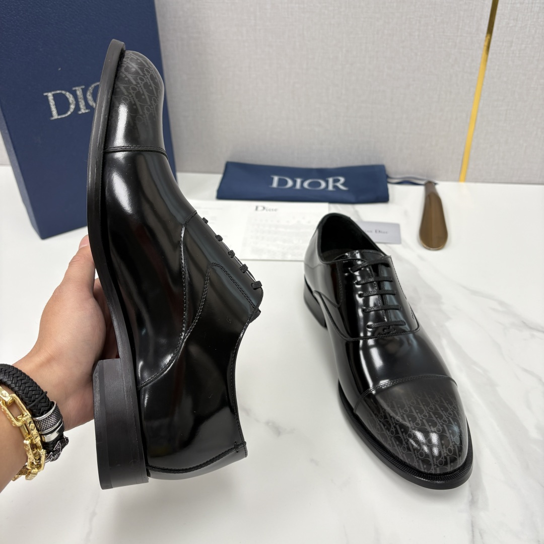 💋💍CD新品 迪～奥 最新款男士正装鞋皮鞋，官方12,500 这款DIOR男士正装皮鞋是奢华质感与绅士格