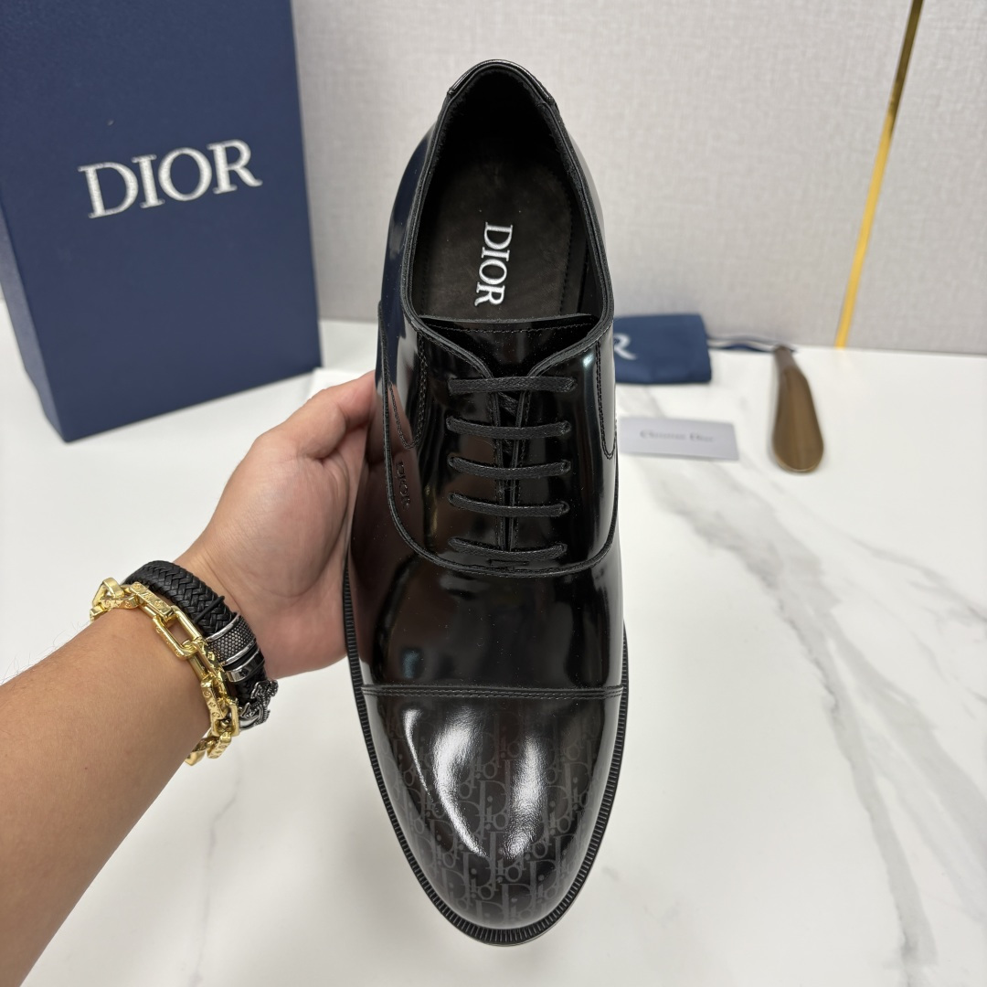 💋💍CD新品 迪～奥 最新款男士正装鞋皮鞋，官方12,500 这款DIOR男士正装皮鞋是奢华质感与绅士格