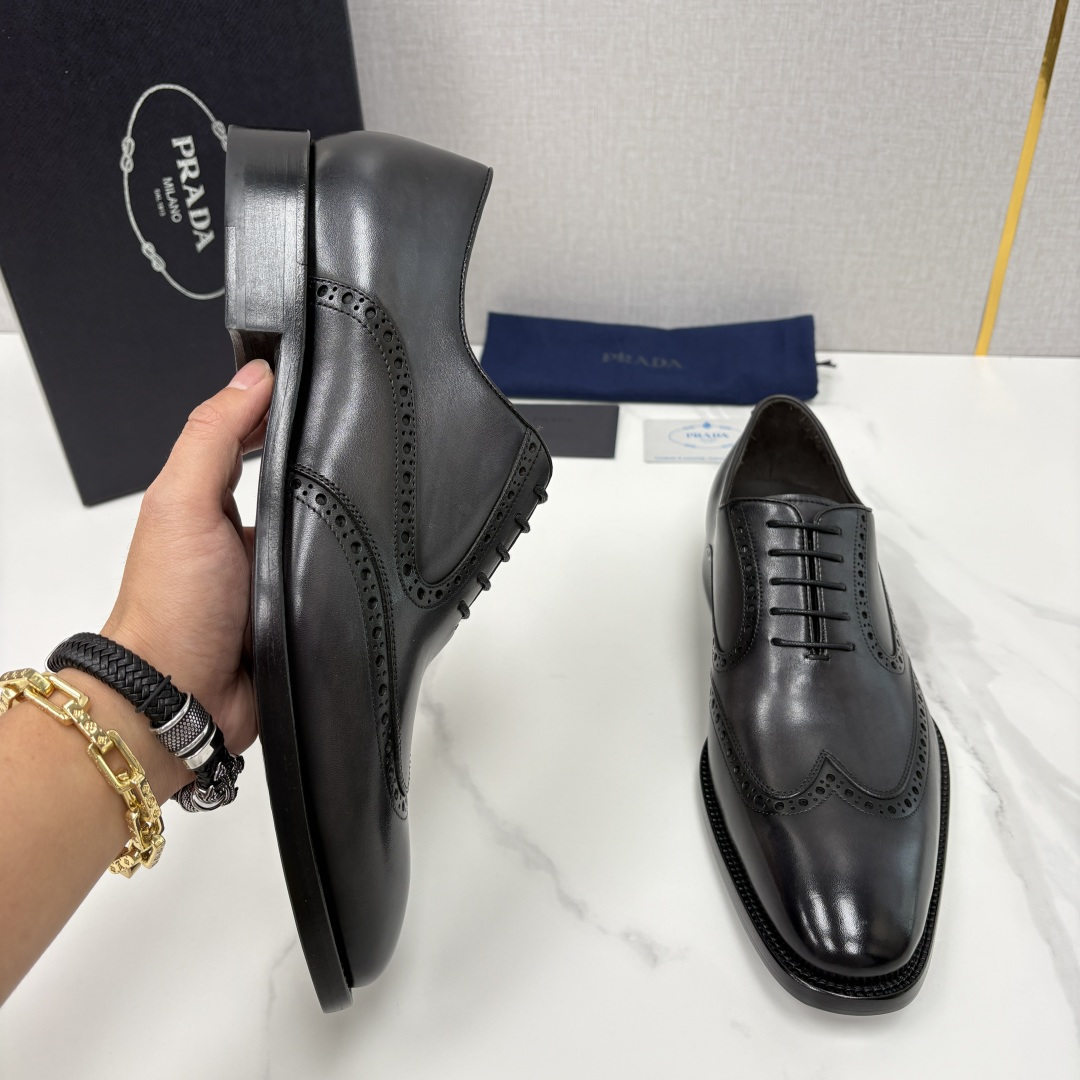 💋💍P家新品 Prad* 普拉-达 男士正装鞋布洛克皮鞋 采用意大利头层小牛皮，皮质细腻柔韧，自带自然光