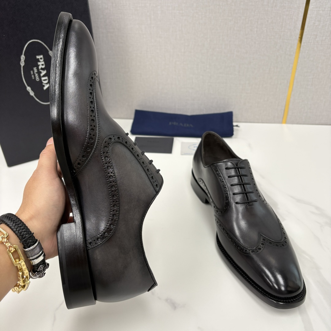 💋💍P家新品 Prad* 普拉-达 男士正装鞋布洛克皮鞋 采用意大利头层小牛皮，皮质细腻柔韧，自带自然光