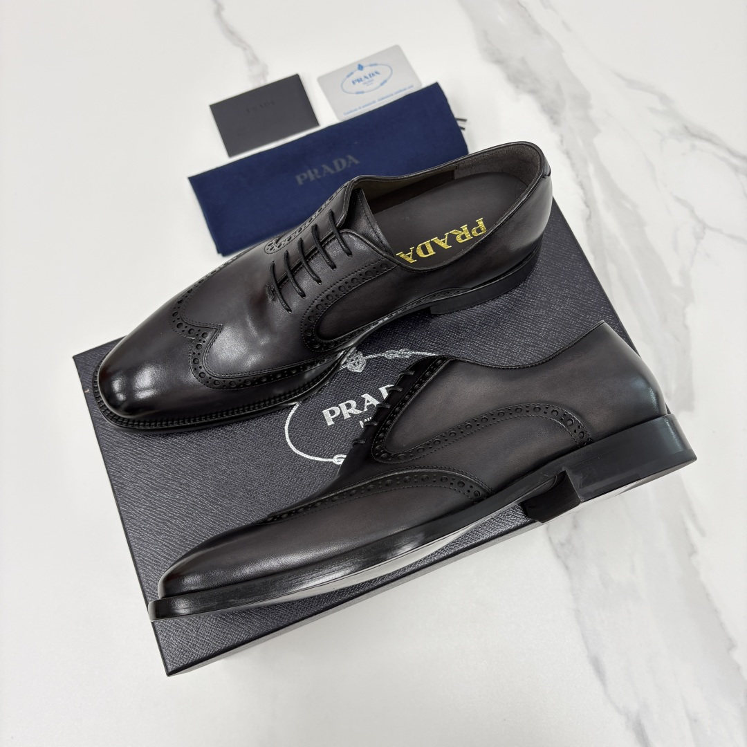💋💍P家新品 Prad* 普拉-达 男士正装鞋布洛克皮鞋 采用意大利头层小牛皮，皮质细腻柔韧，自带自然光