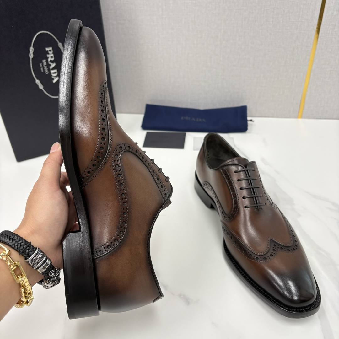 💋💍P家新品 Prad* 普拉-达 男士正装鞋布洛克皮鞋 采用意大利头层小牛皮，皮质细腻柔韧，自带自然光