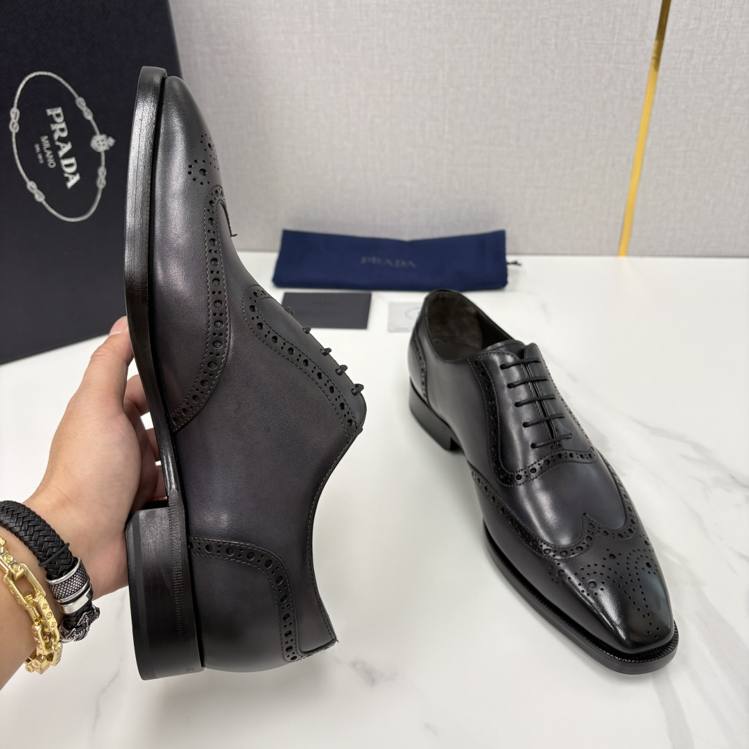 💋💍P家新品 Prad* 普拉-达 男士正装鞋布洛克皮鞋 采用意大利头层小牛皮，皮质细腻柔韧，自带自然光
