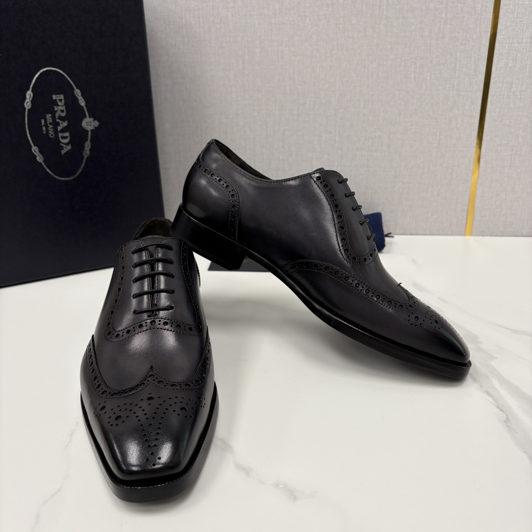 💋💍P家新品 Prad* 普拉-达 男士正装鞋布洛克皮鞋 采用意大利头层小牛皮，皮质细腻柔韧，自带自然光